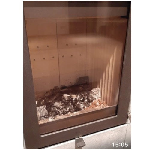 Unglaublich wie effektiv der Lotus QM 40 verbrennt. Die Scheibe ist klar, das Holz nahezu komplett abgebrannt.